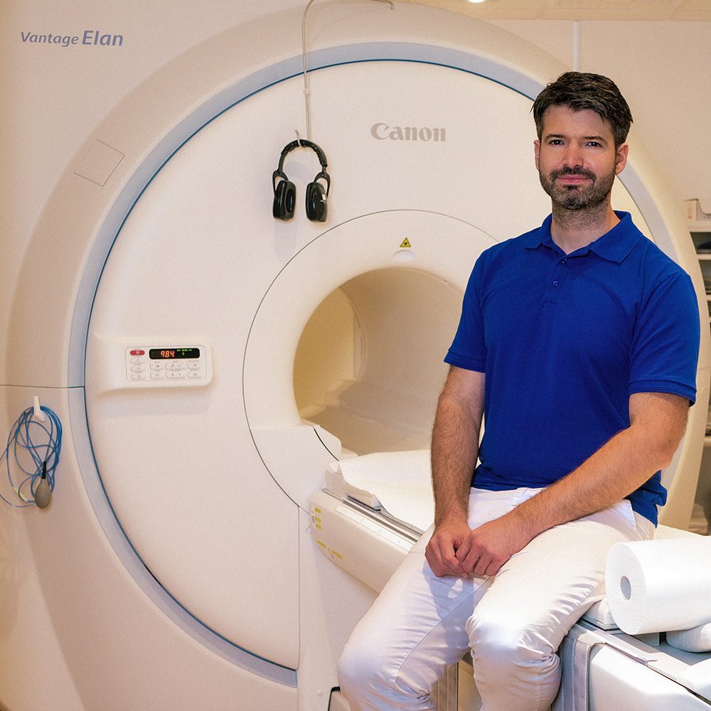 Dr. med. Stefan Rosenstengel in front of the MRI machine